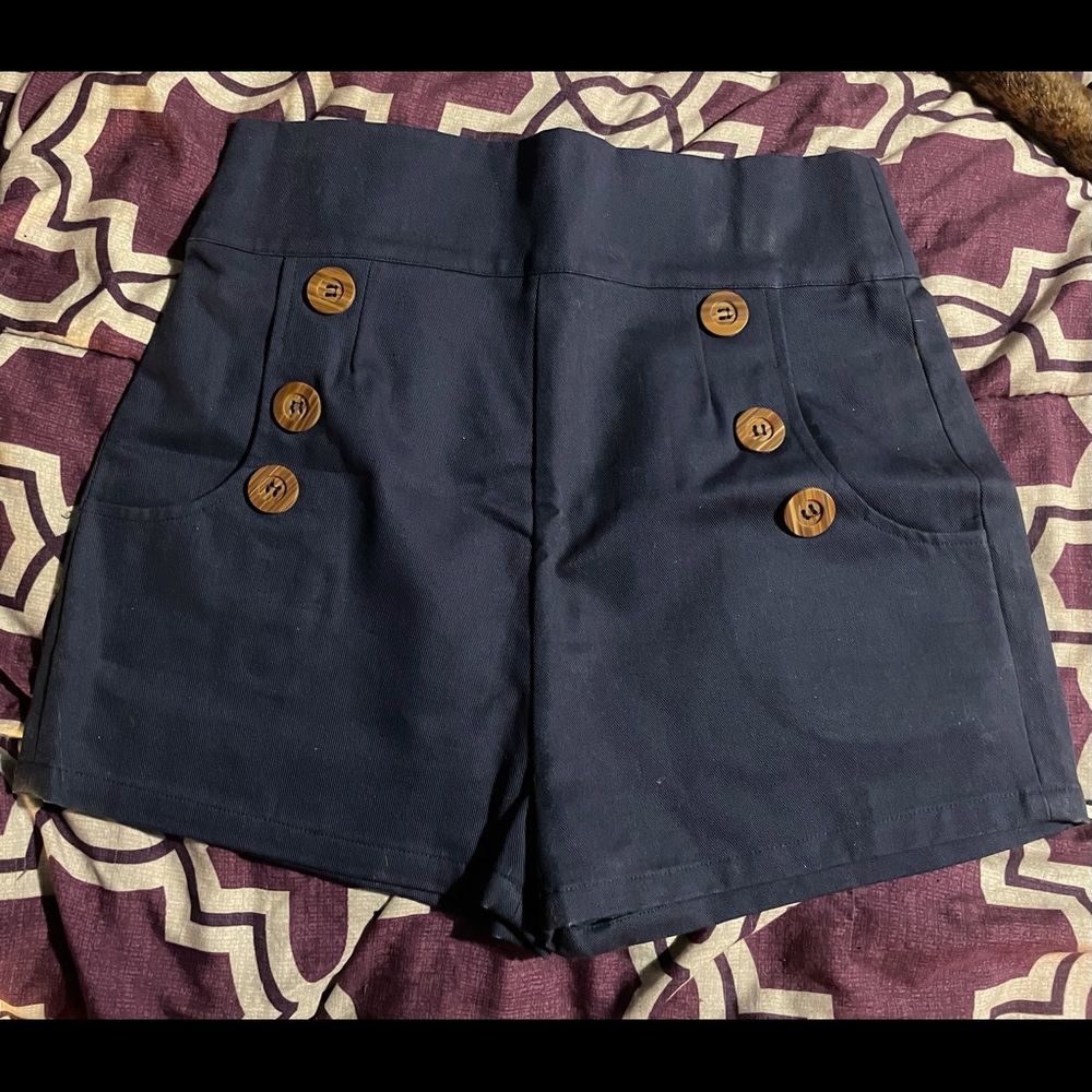 “Who wears short shorts” denim 6 button shorts